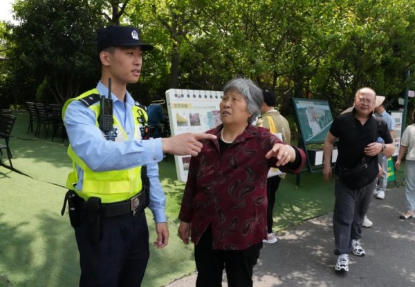 港联配资 “五一”近郊游火热，金山警方做精“护游警务”模式，全力保障游客游玩安全